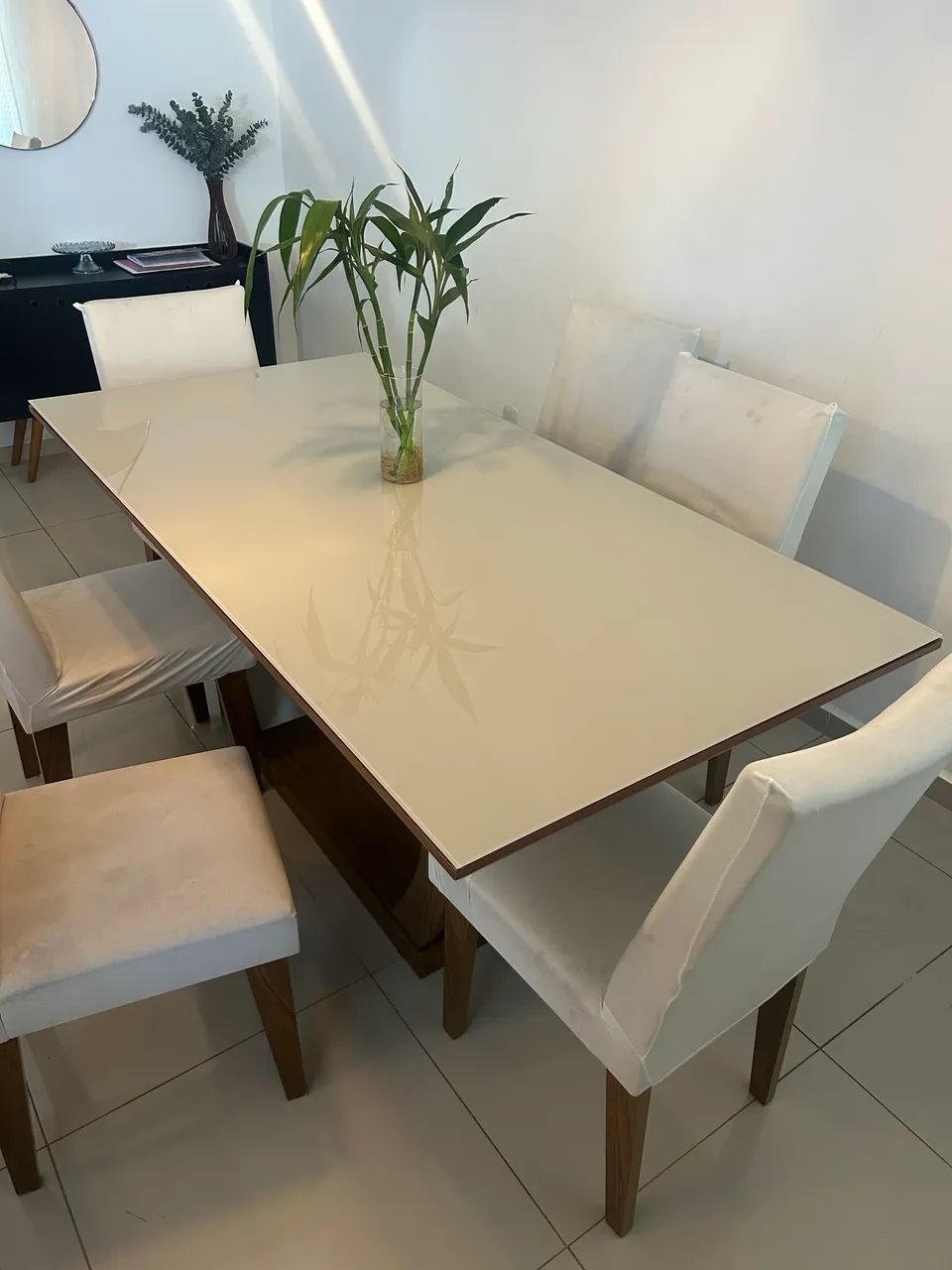 Mesa com tampo de vidro com 6 cadeiras
