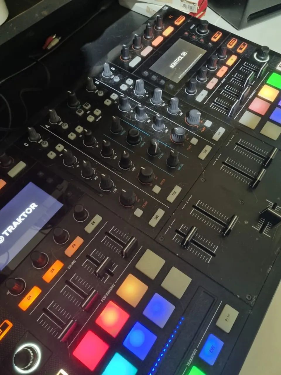 Controladora Dj Traktor Kontrol S8 Preto Da 4 Canais (Usado