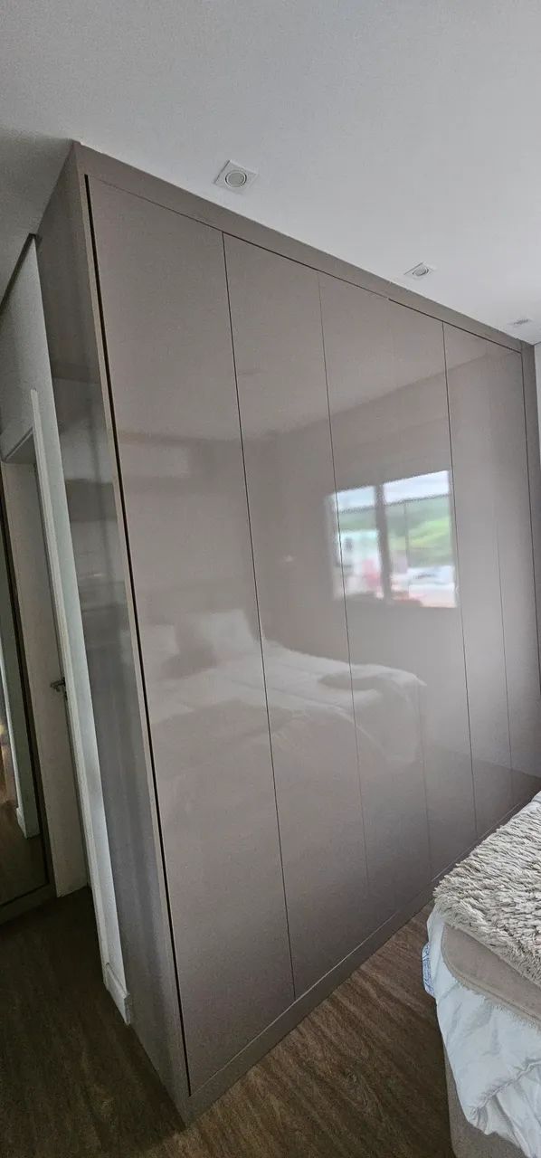 Armário 6 portas em MDF com acabamento em laca 