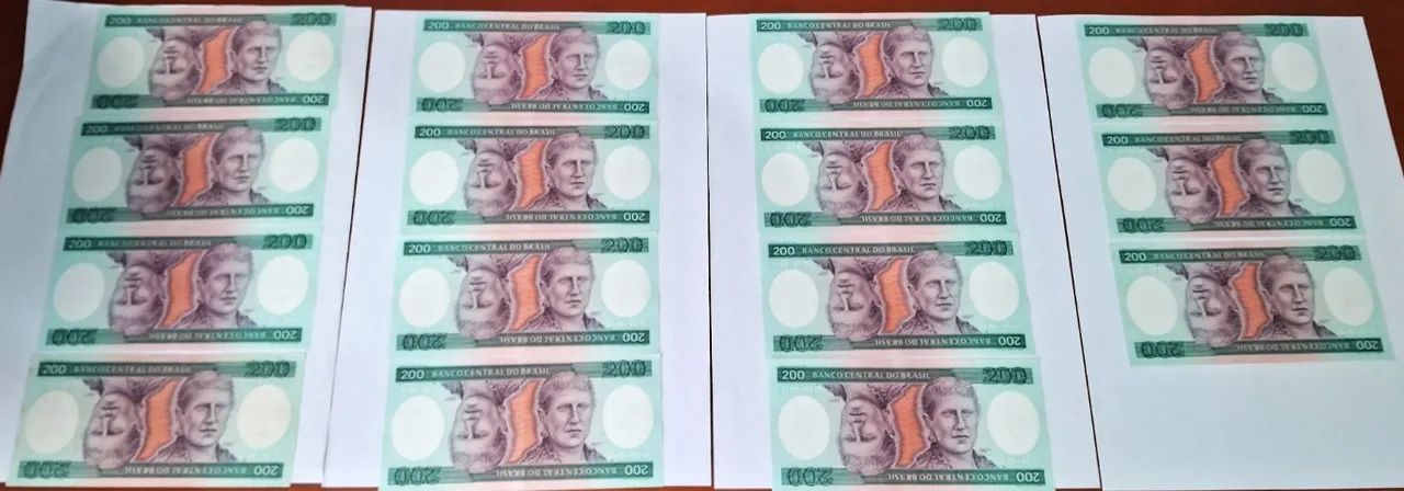 Coleção Rara- 15 notas em sequencia numerica de 200 Reais