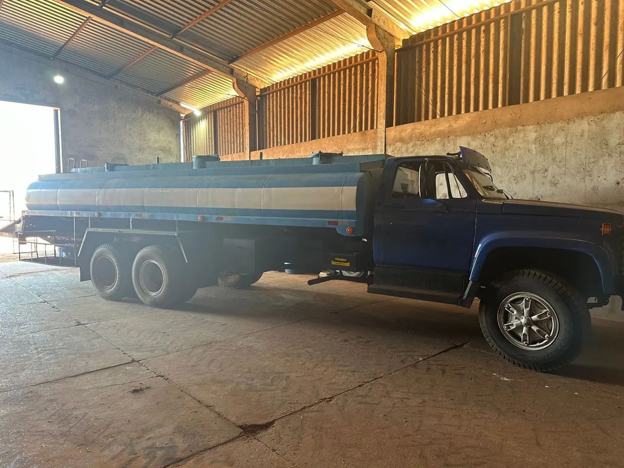 Caminhão pipa d?água 
