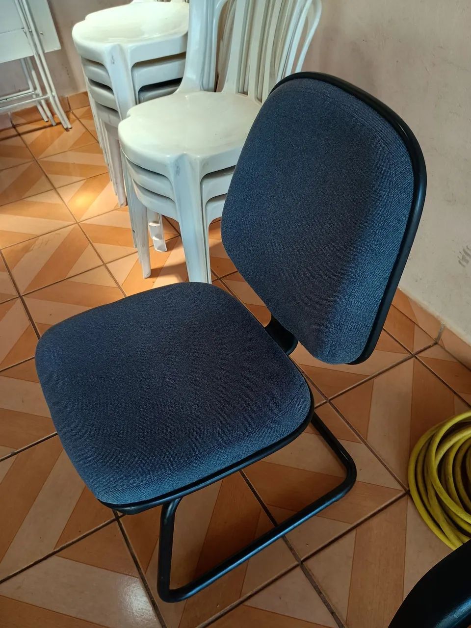 Cadeira de escritório 150 cada uma  - Foto 5