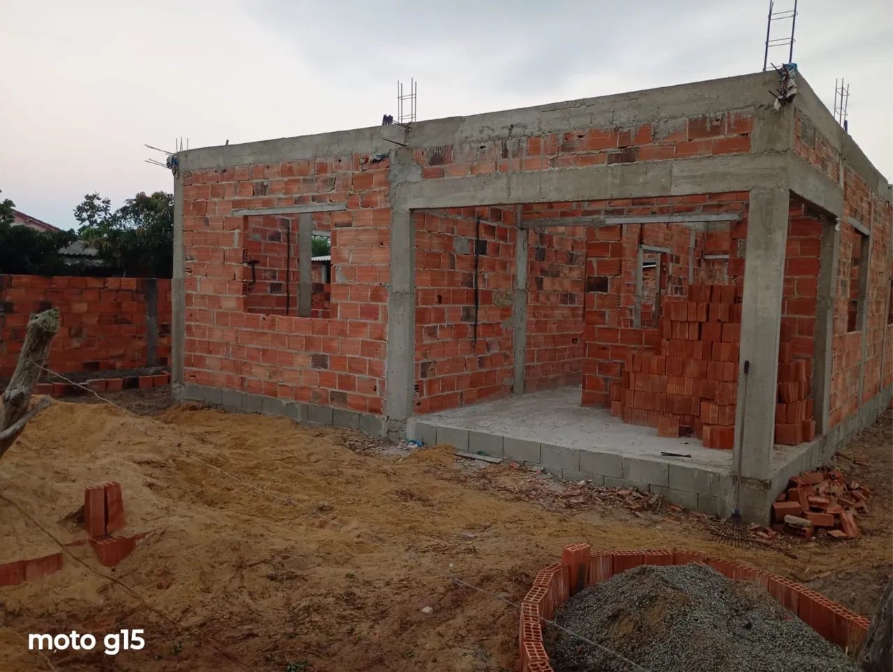 Vendo terreno com casa em ponto de laje 