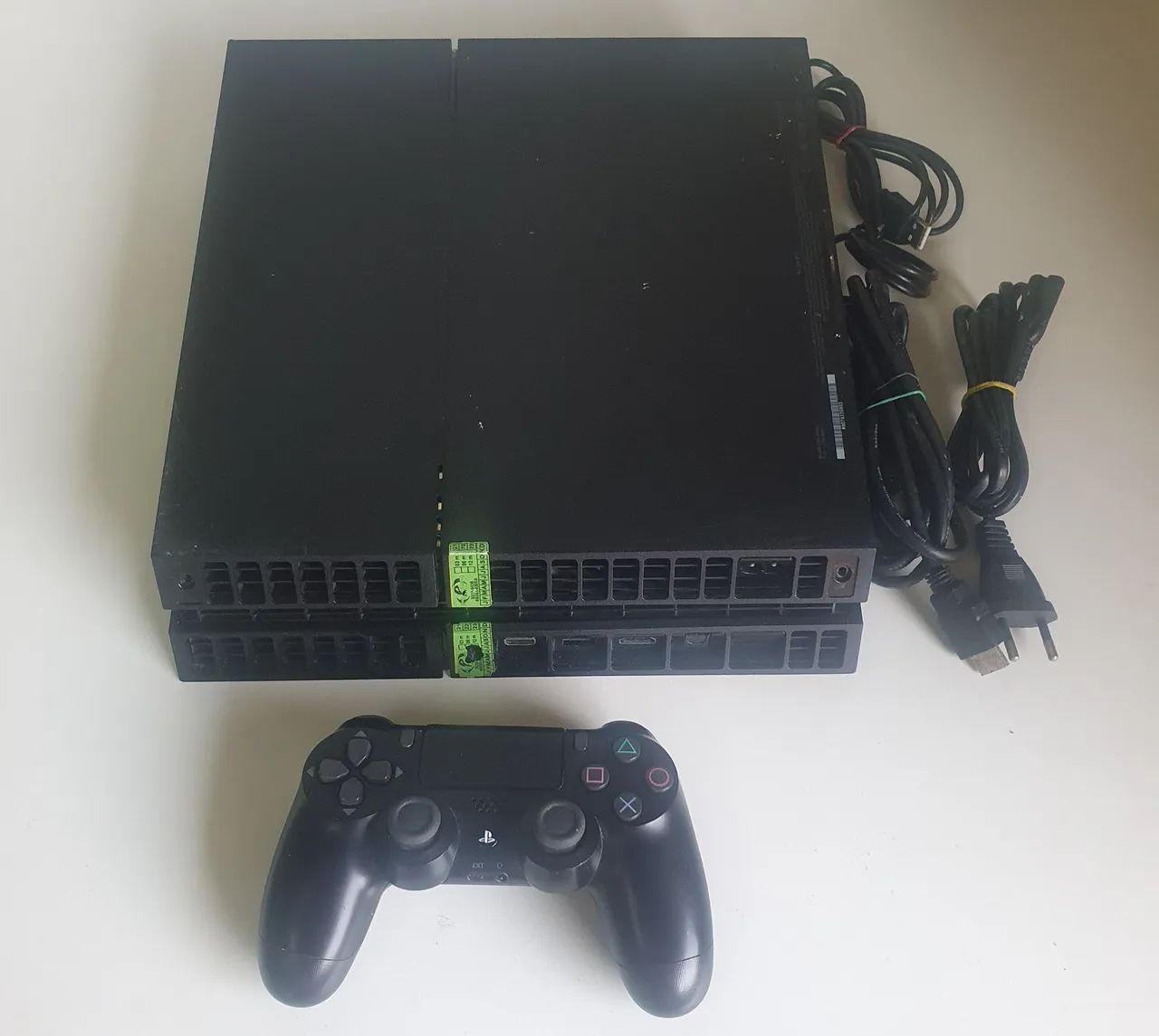 PlayStation 4 com 28 jogos