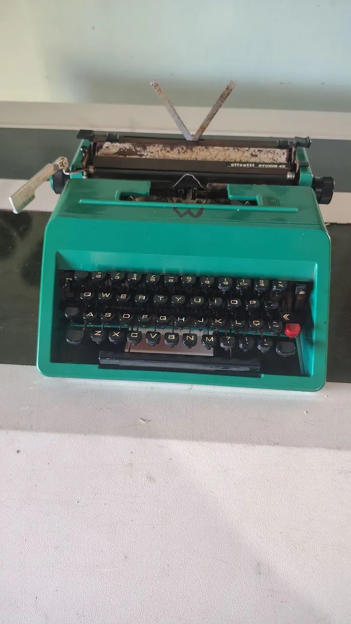 Máquina de escrever Olivetti Studio 45