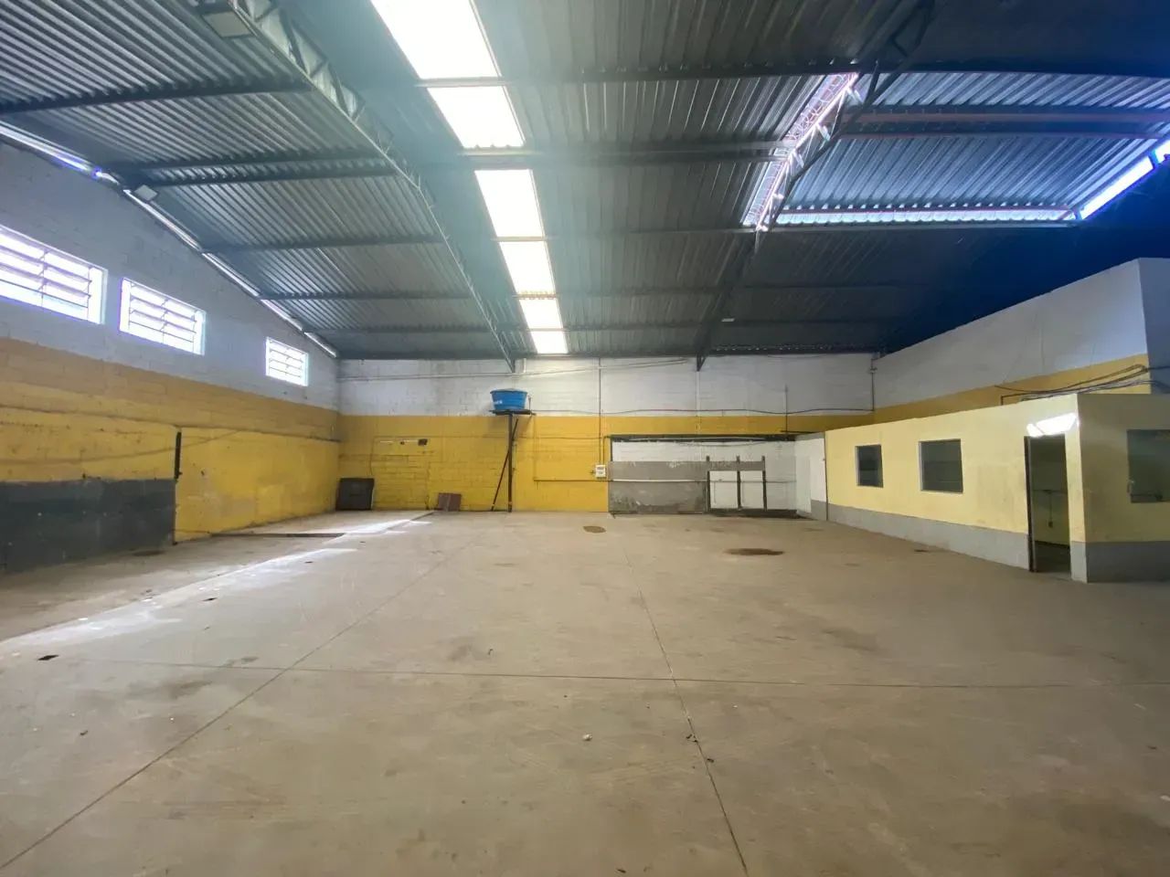 ALUGUE EXCELENTE GALPÃO NA AV. TANCREDO NEVES - Foto 2