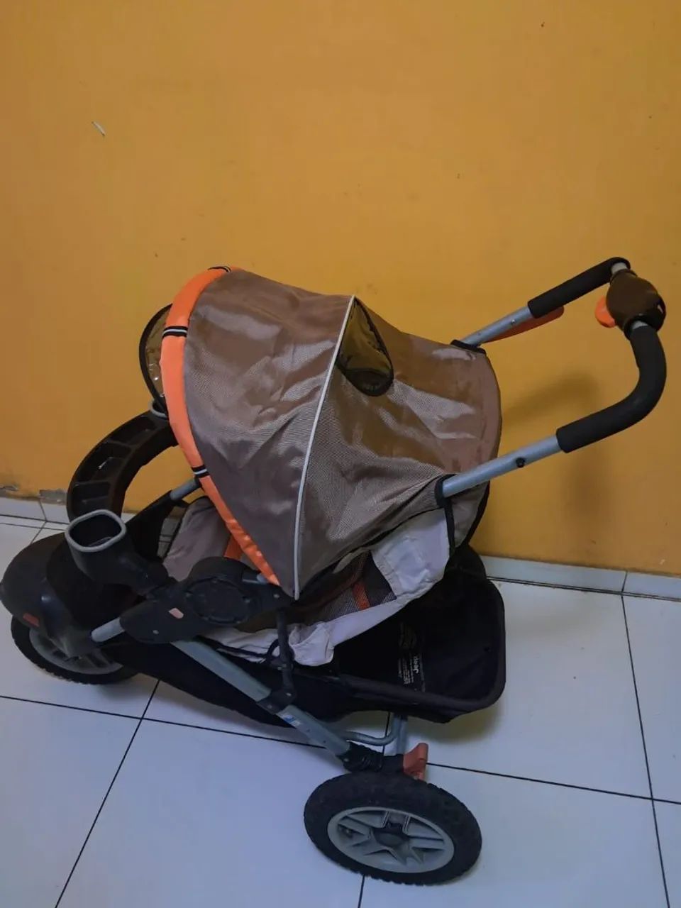 Carrinho de bebê jeep bem conservado  - Foto 4
