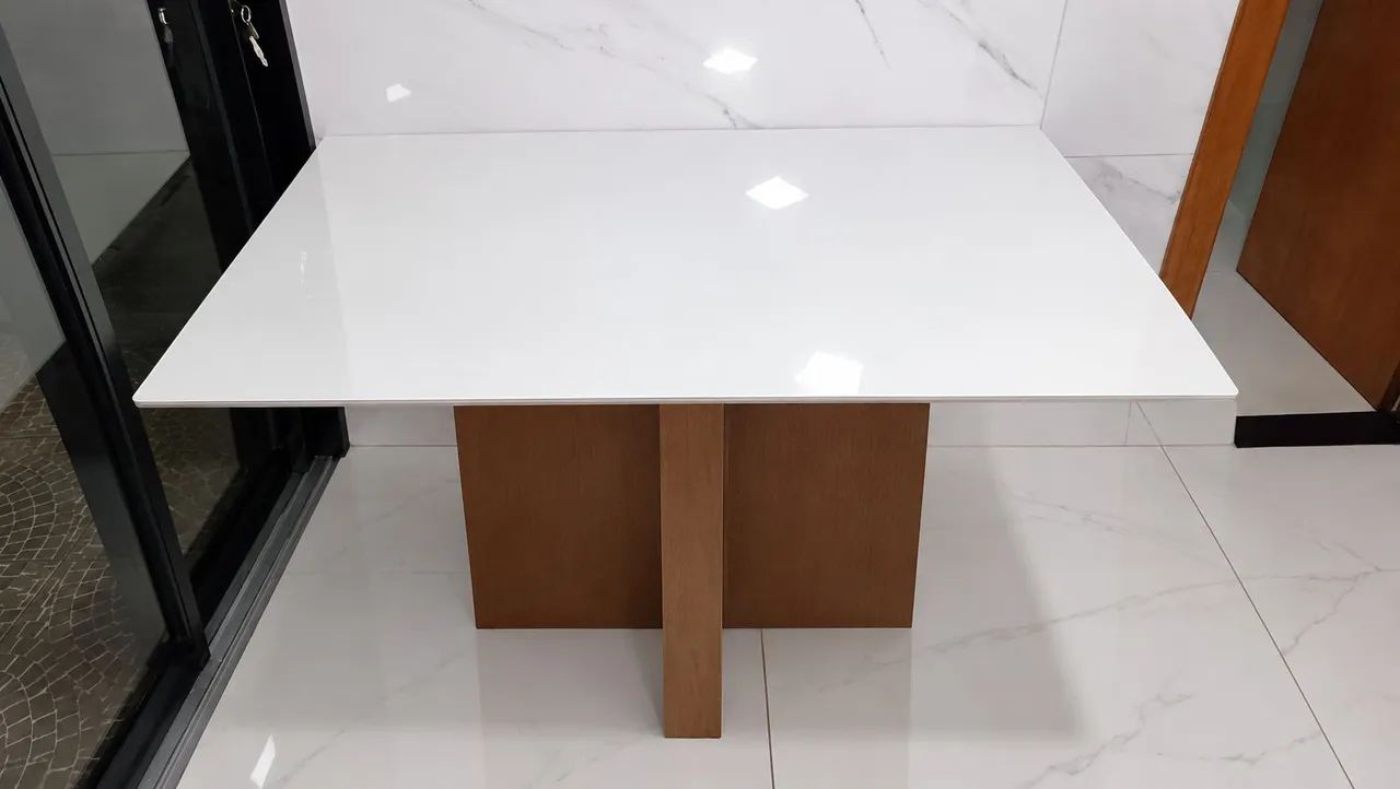 Mesa com 4 cadeiras 