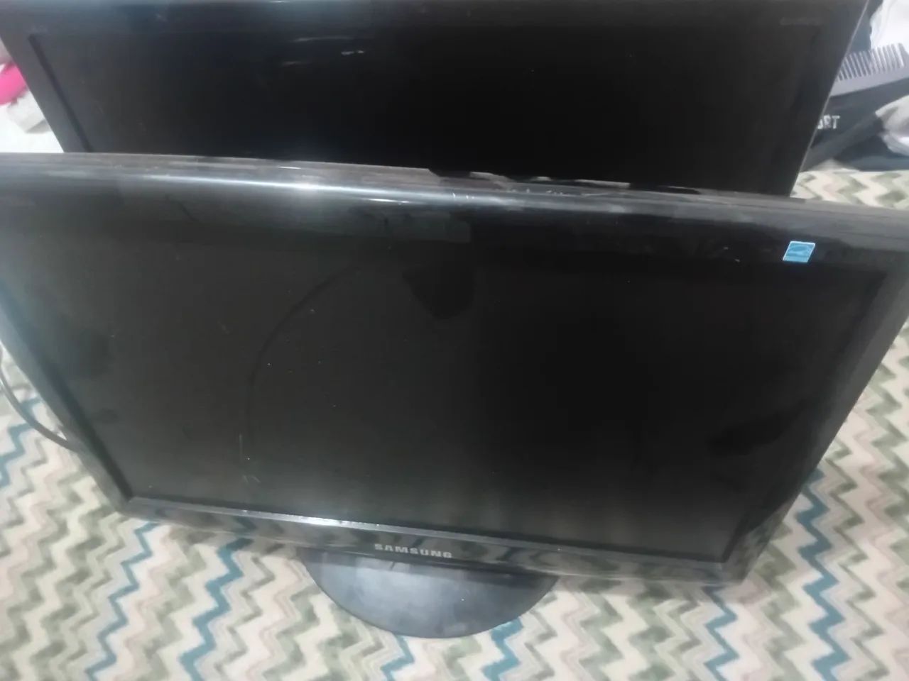 Vendo duas tela de pc