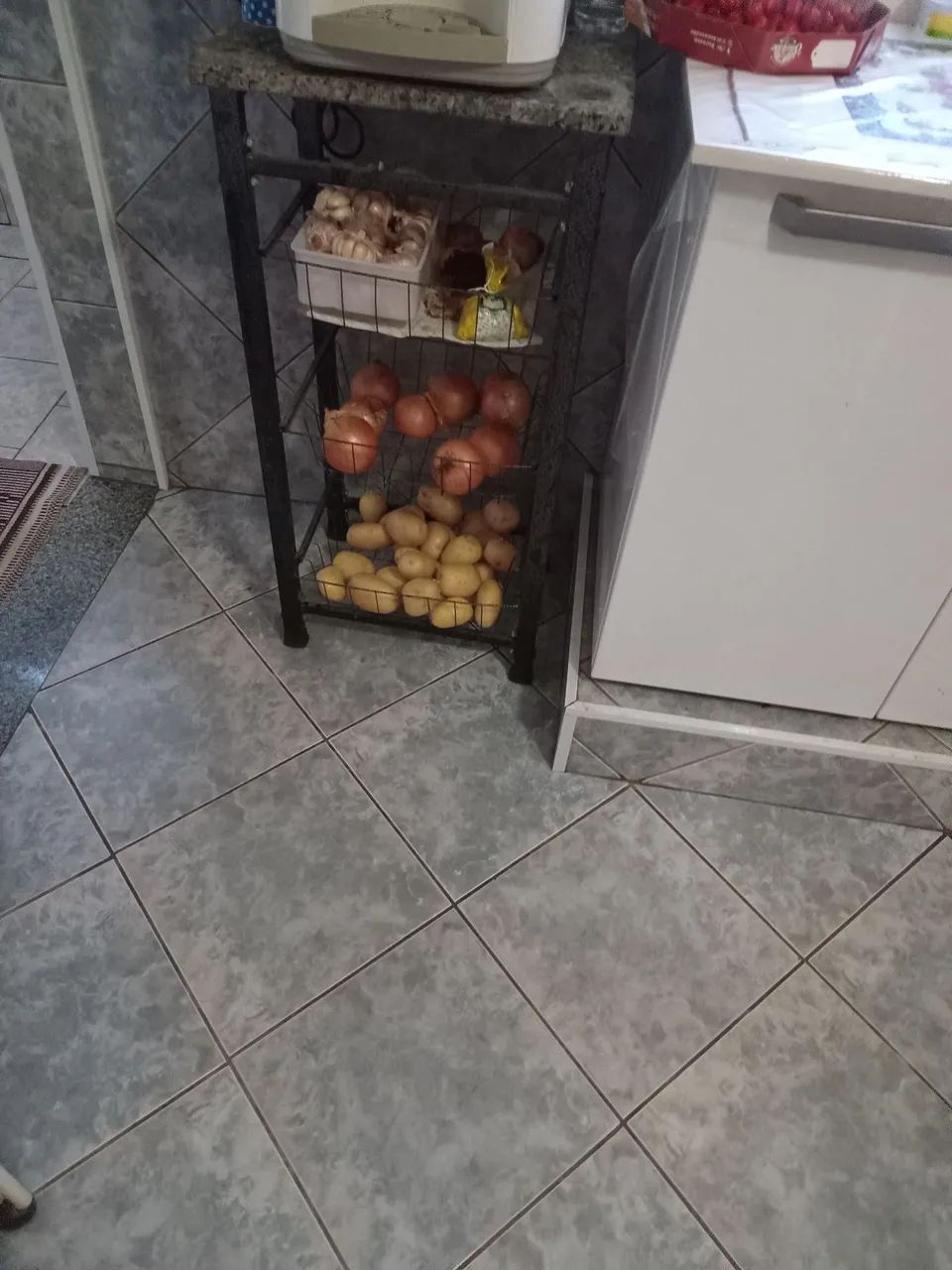 Fruteira  com 3 prateleiras  de ferro na cor preta