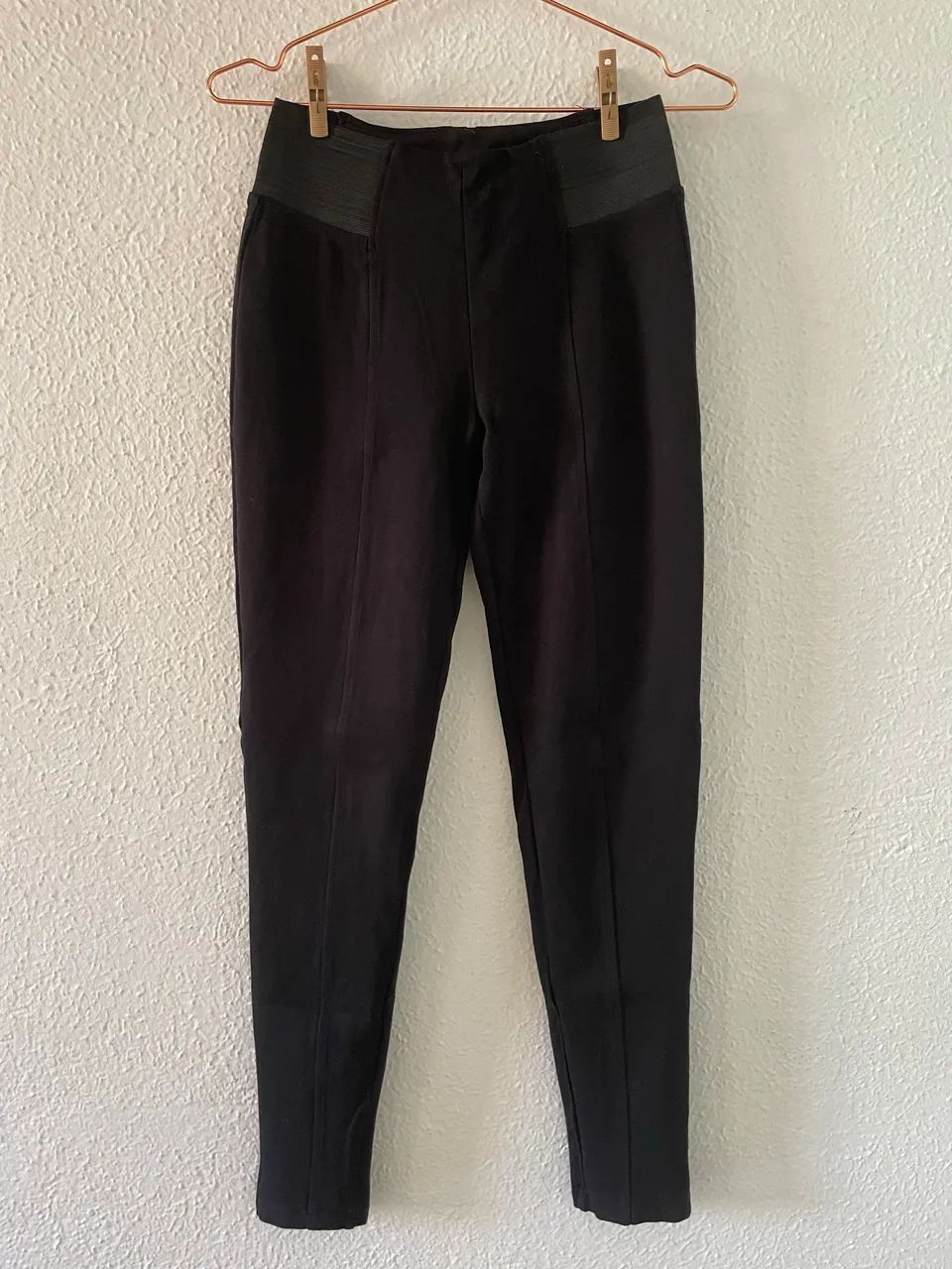 Calça legging cintura média.