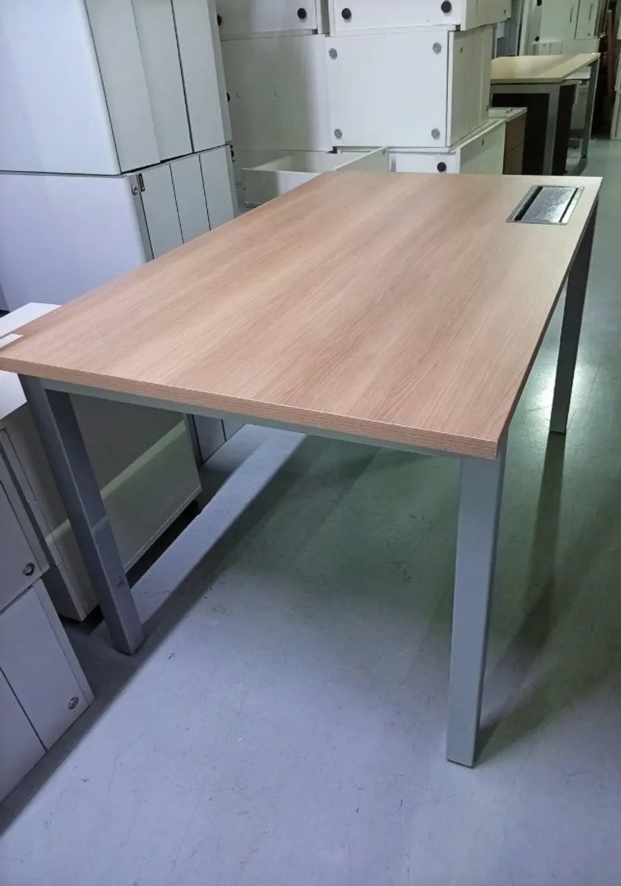 Mesa Retangular de Escritório com Passagem para Fios  - Foto 3