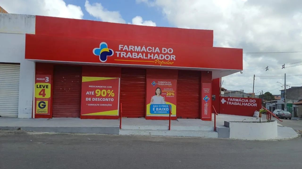 Prédio de Esquina em frente a Feira e Mercado