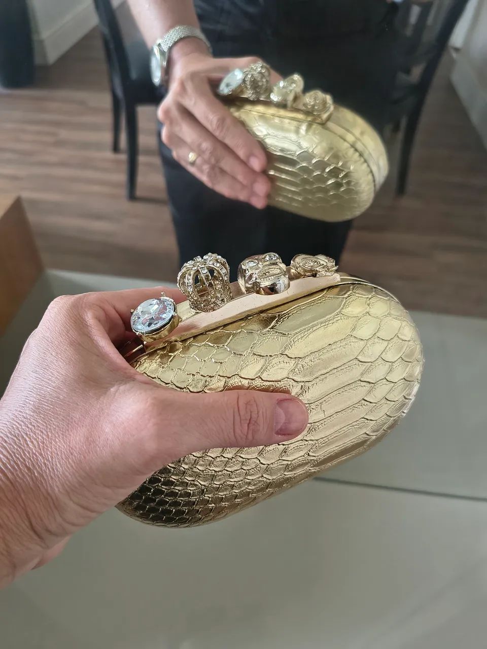 Clotch dourado com pedraria  - Foto 4