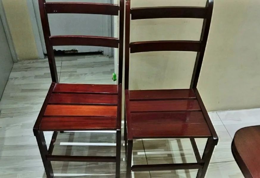 Mesa de madeira com 2 cadeiras R$ 199,00 - Foto 2