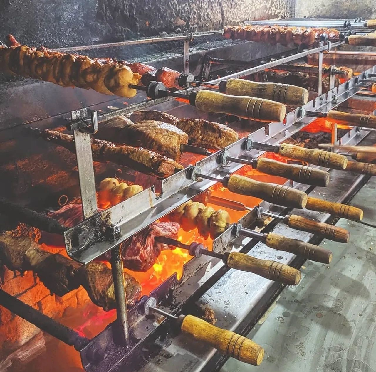 Vaga de emprego. Cargo de churrasqueiro e garçom - Foto 2