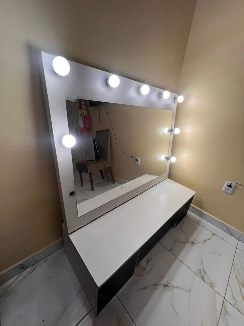 Vendo penteadeira com 8 lâmpadas 3 gavetas  - Foto 4