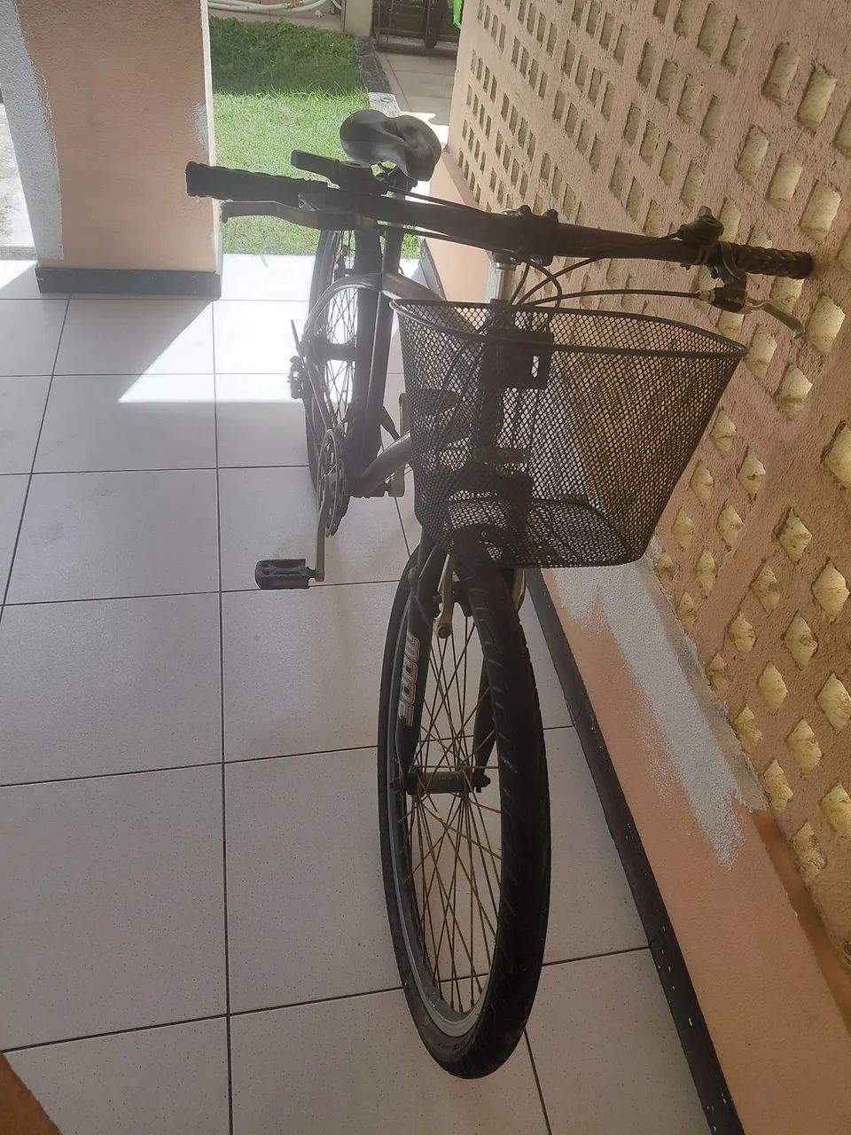 Vendo bicicleta aro 26 com marcha e cesto - Foto 5