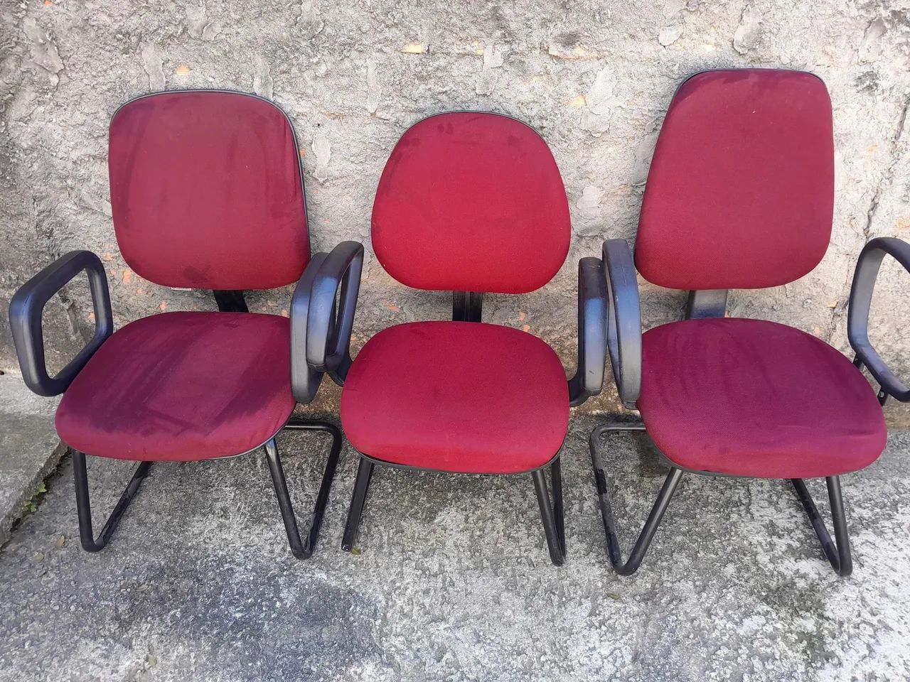 3 Cadeiras de Escritório Seminovas Fixas  - Foto 2