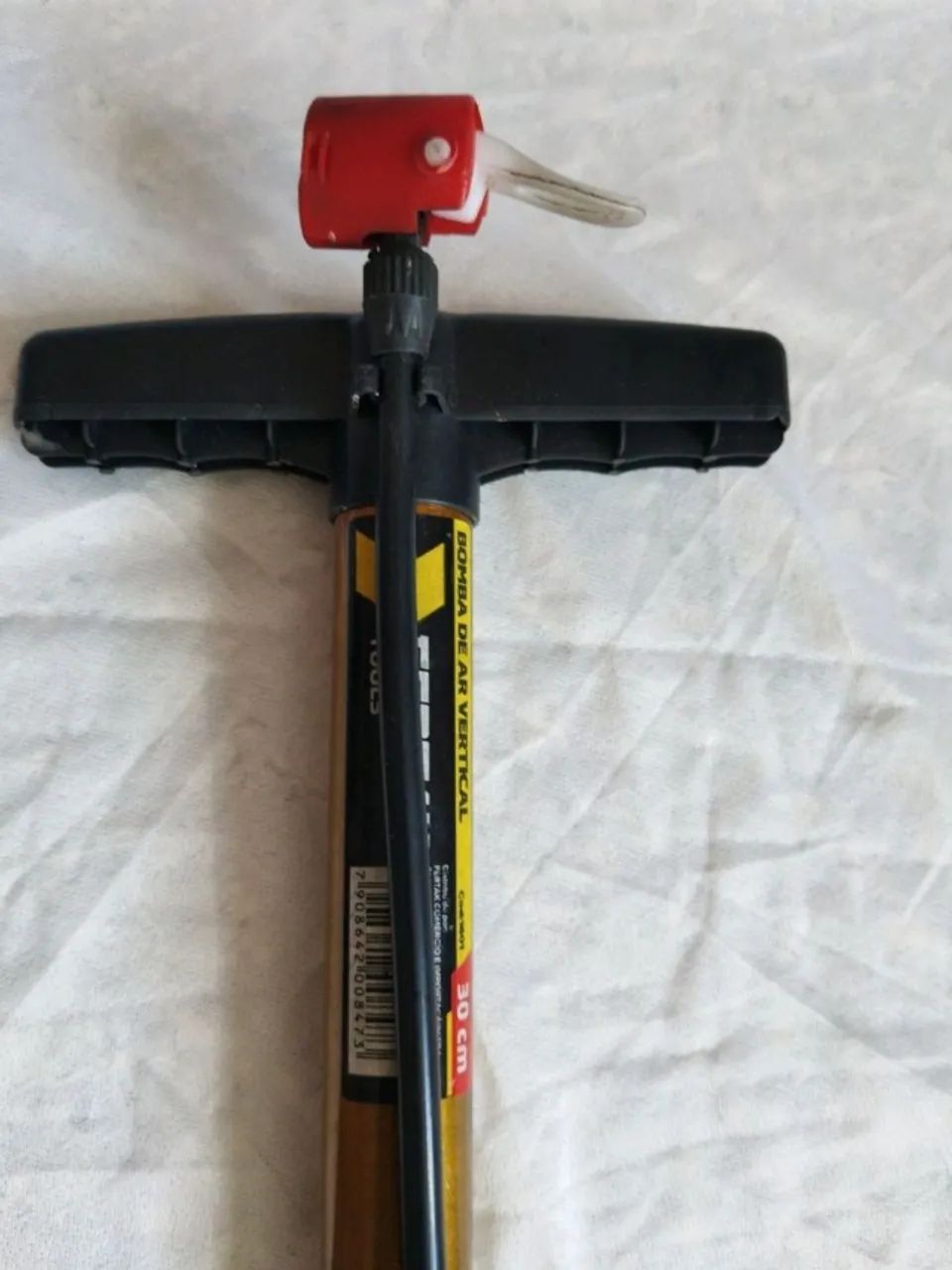bomba de ar vertical preta e dourada - Foto 2