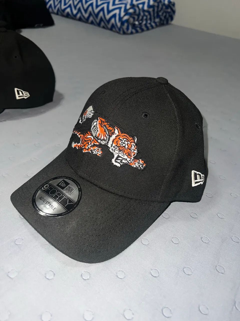 New Era Men's Black Cincinnati Bengals 2023 Sideline Historic 9FORTY Adjustable Hat. - Foto 2