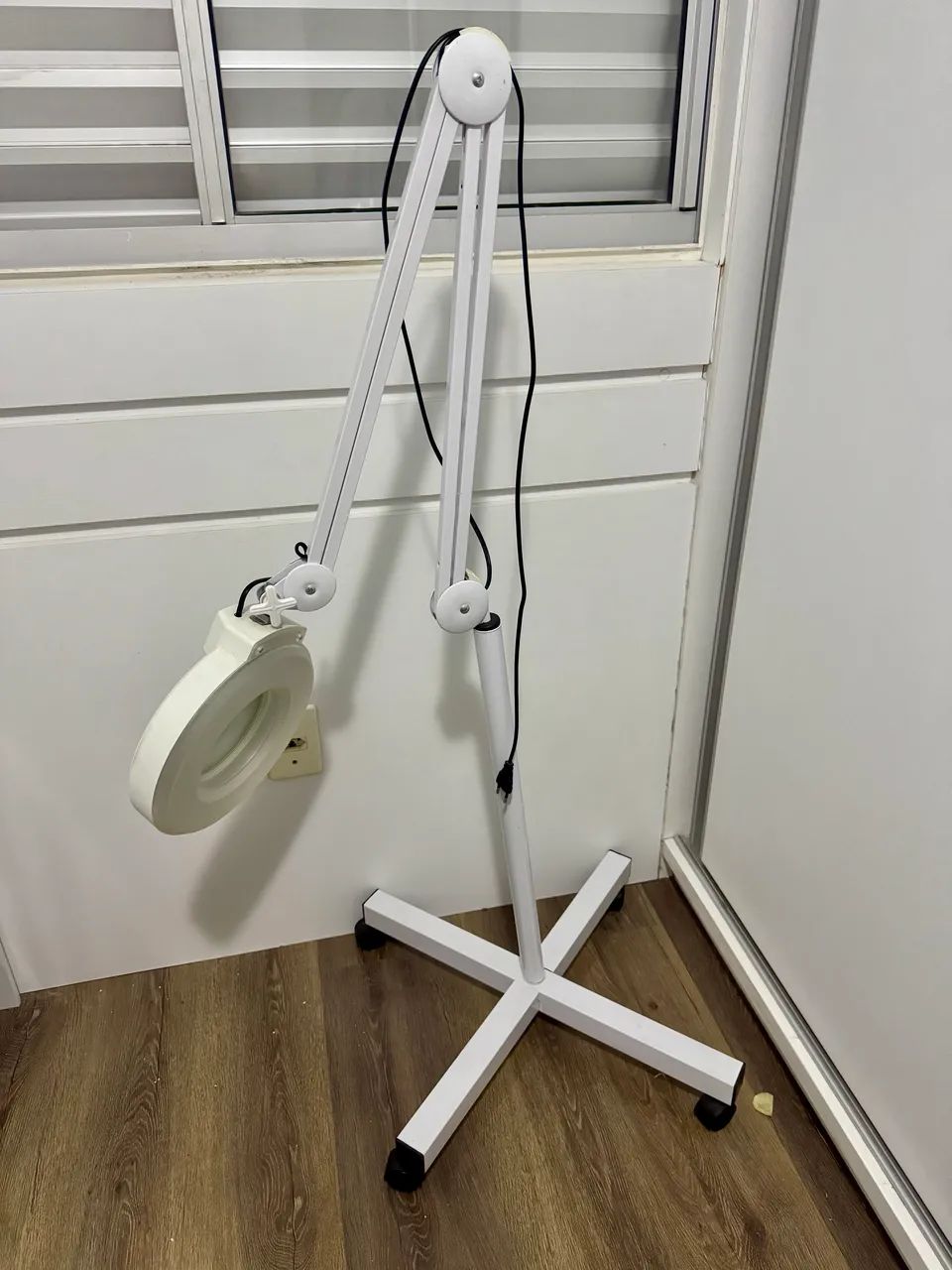 Lupa LED Profissional com Pedestal - Bivolt - Foto 3