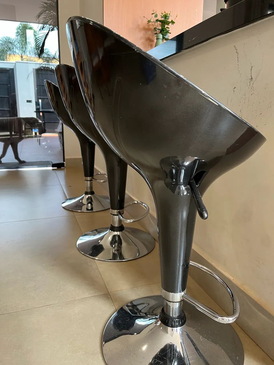 3 Banquetas preta com base inox. - Foto 5