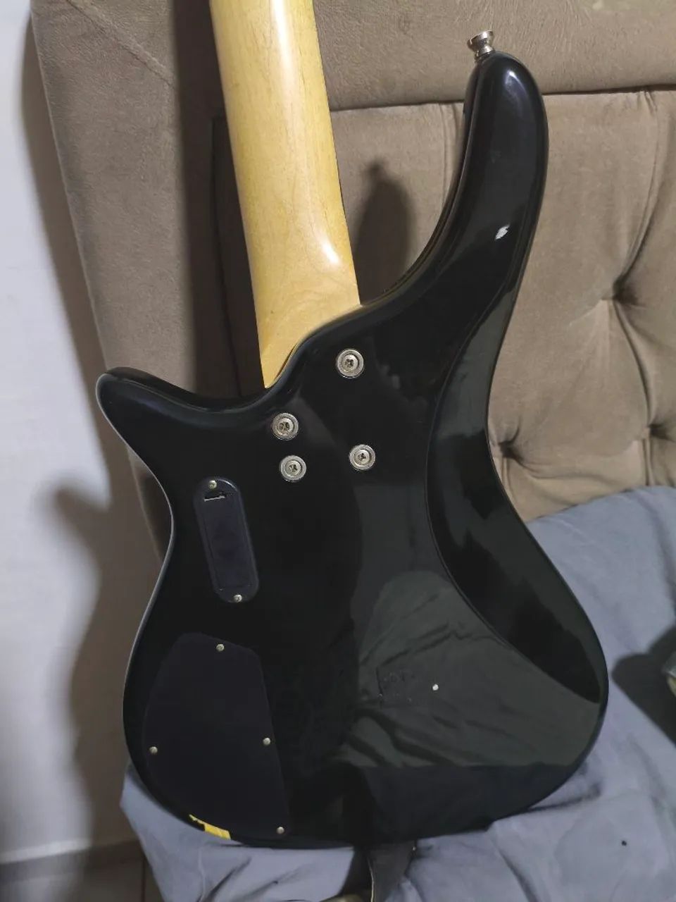 Baixo 4 cordas, guitarra e caixa de som - Foto 2