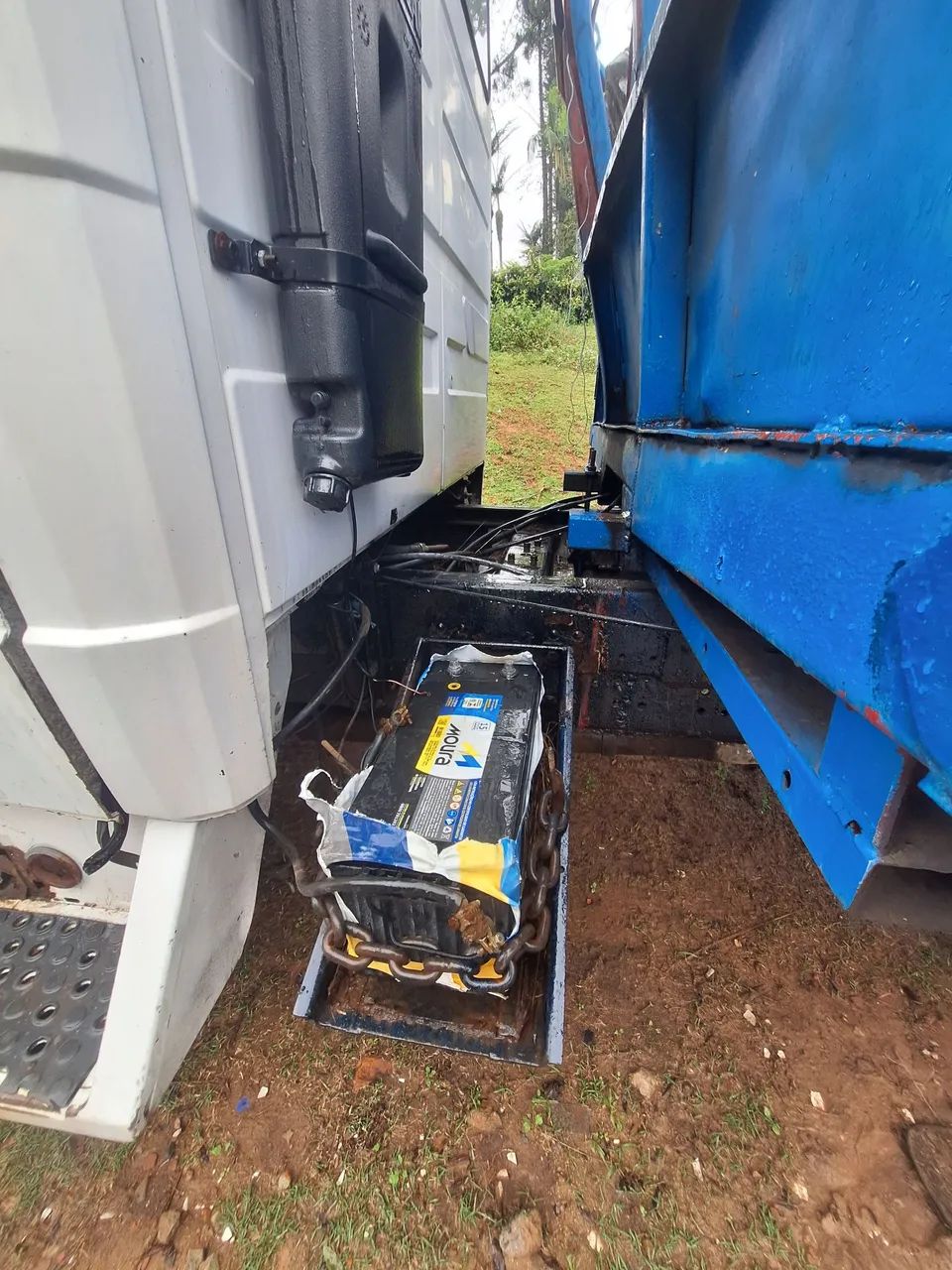 CAMINHÃO COM POLIGUINDASTE - Foto 3