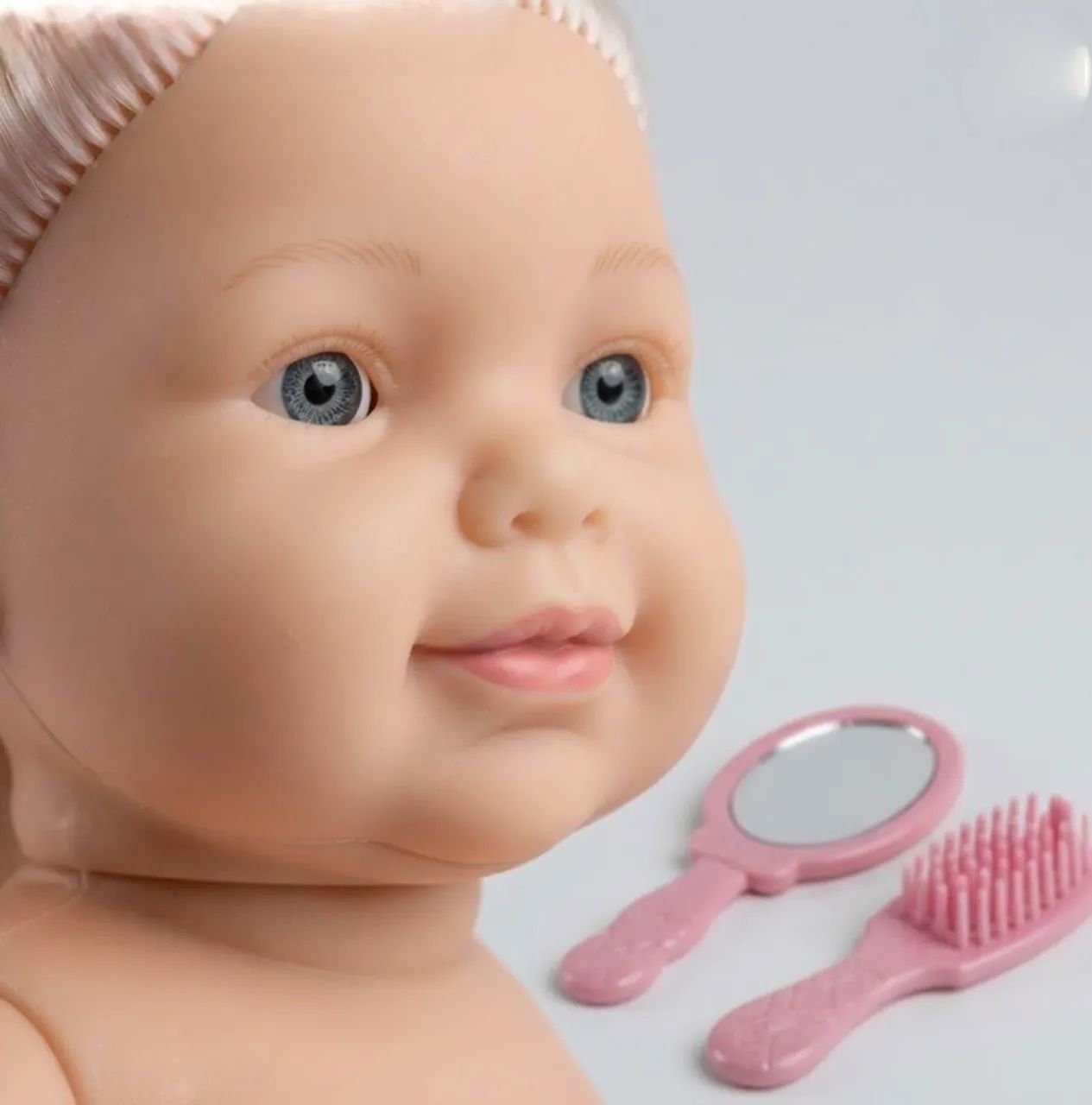 Boneca Duquinha Com Um Espelho E Uma Escova De Cabelo. - Foto 3