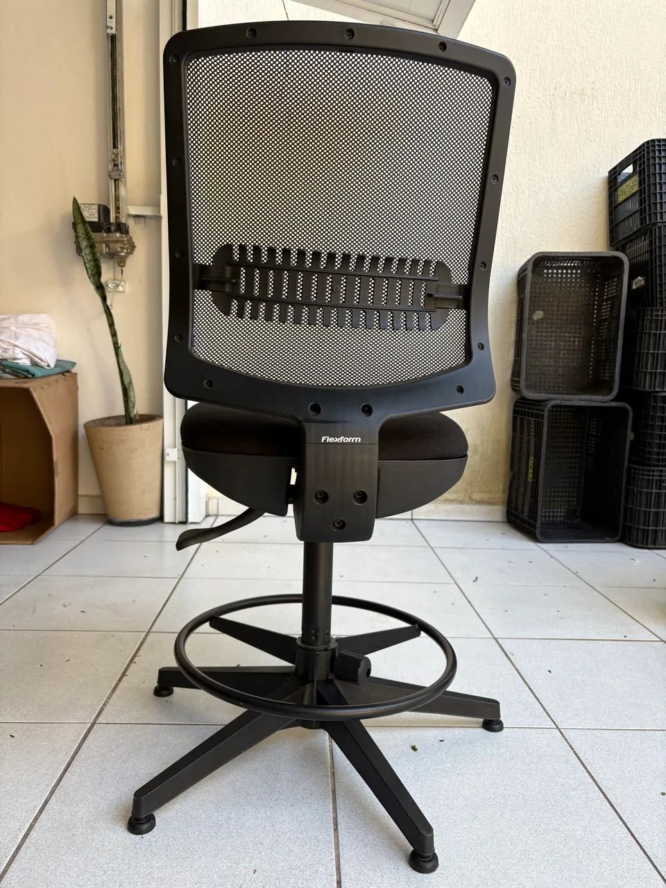 Cadeira Alta Flexform para Bancada/Balcão - Excelente Estado - Foto 2