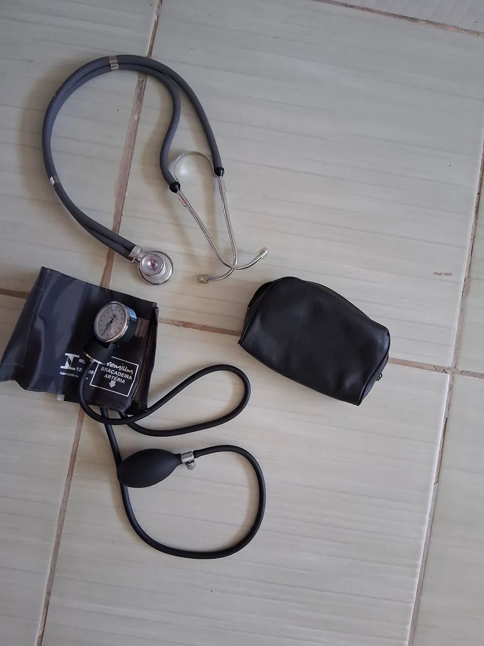 Esfigmomanômetro + Estetoscópio + necesser