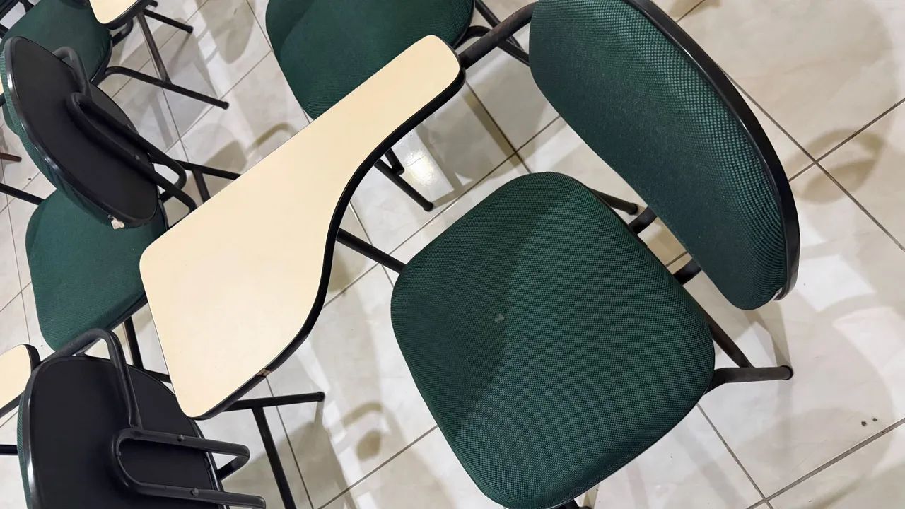Cadeiras universitárias com prancheta - Foto 2