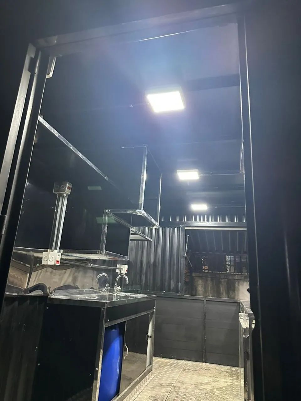(VENDO OU TROCO) Trailer modelo container com refrigerador de fábrica (aceito proposta).  - Foto 5