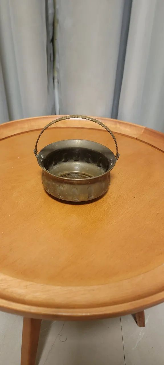 "Antigo Mini Caldeirão em Latão com Alça Torcida - Cachepô Vintage