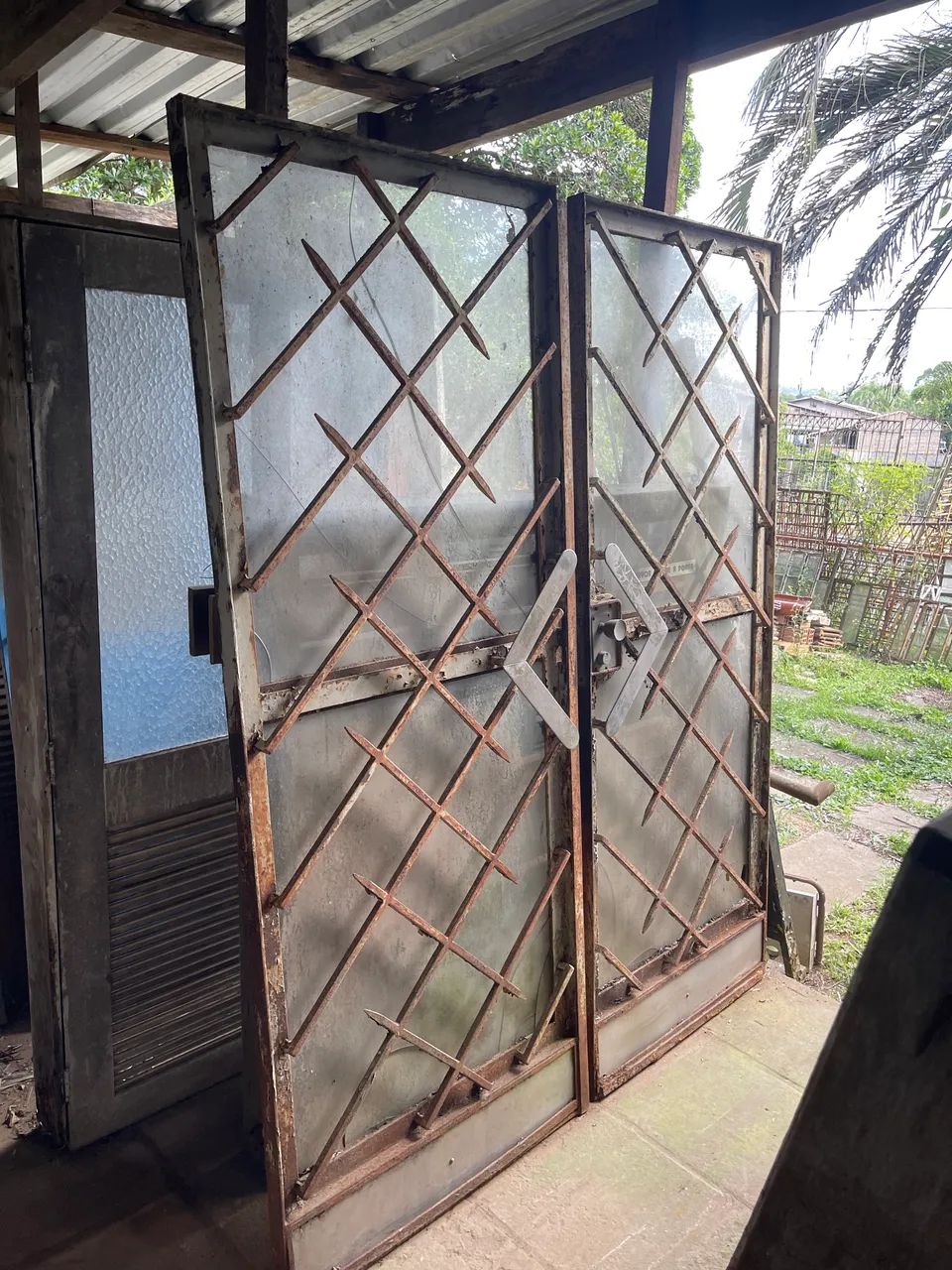 Porta antiga de ferro 