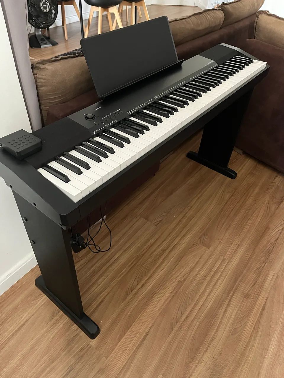 Piano casio CDP-135 com estante