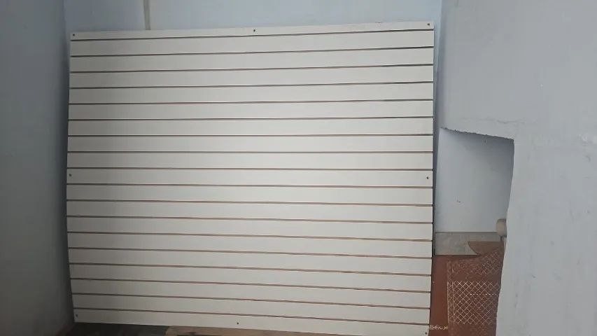PAINEL CANALETADO EM MDF - EXPOSITOR PARA LOJAS E COMÉRCIOS
