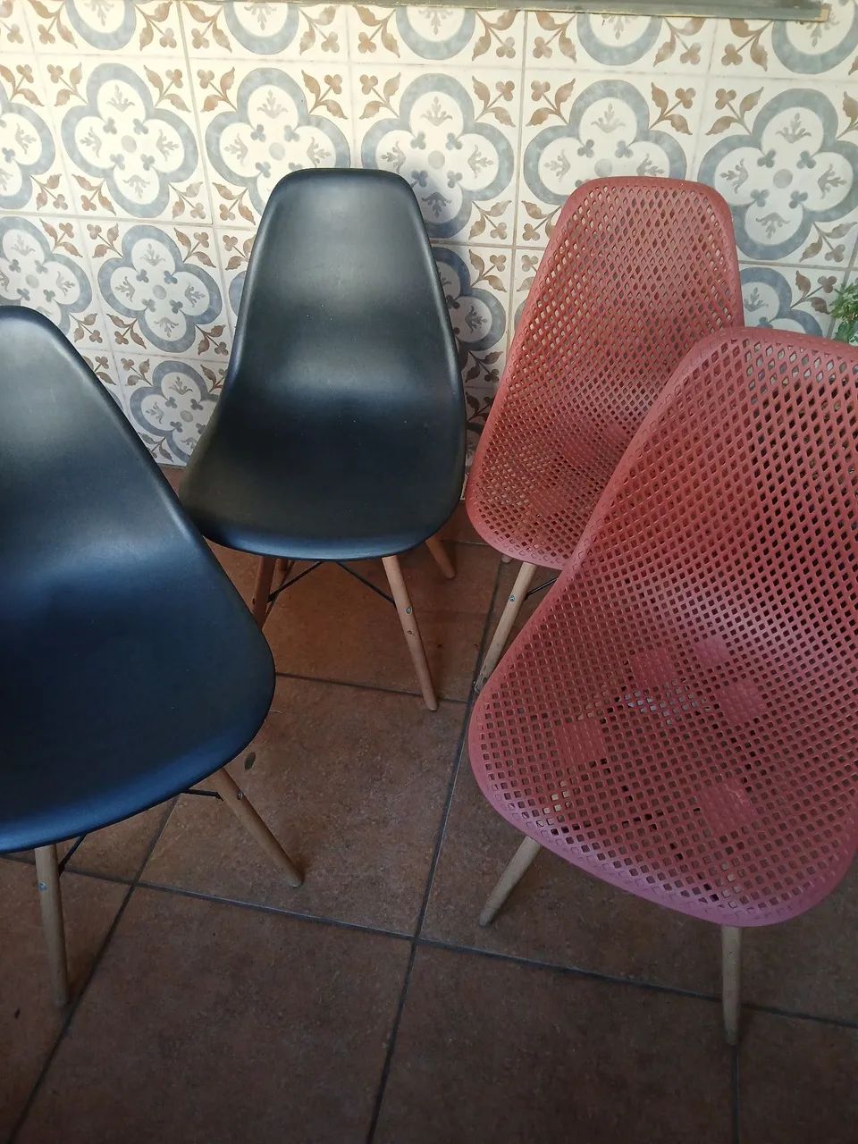 Cadeiras de plástico com pés de madeira 
