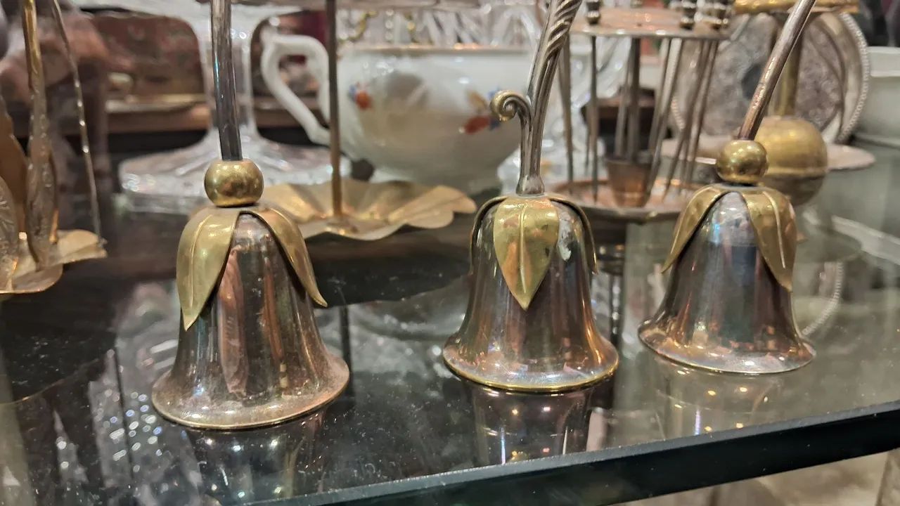 sinetas de mesa antigas, banhadas a prata e detalhes dourados em formato de tulipas  - Foto 3