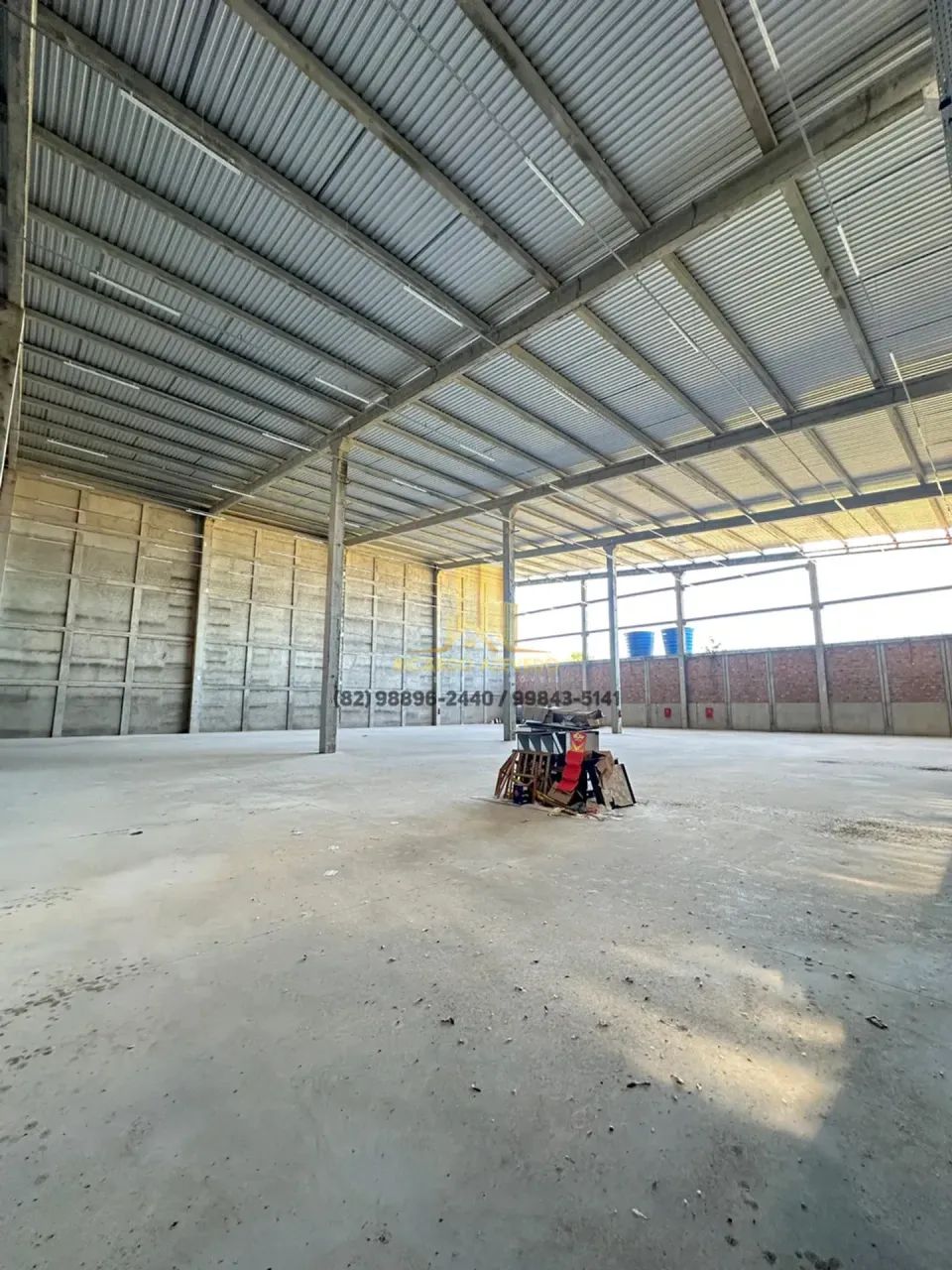 Galpão com 2.163m², 03 Docas com plataformas, Mezanino e banheiros - Foto 5