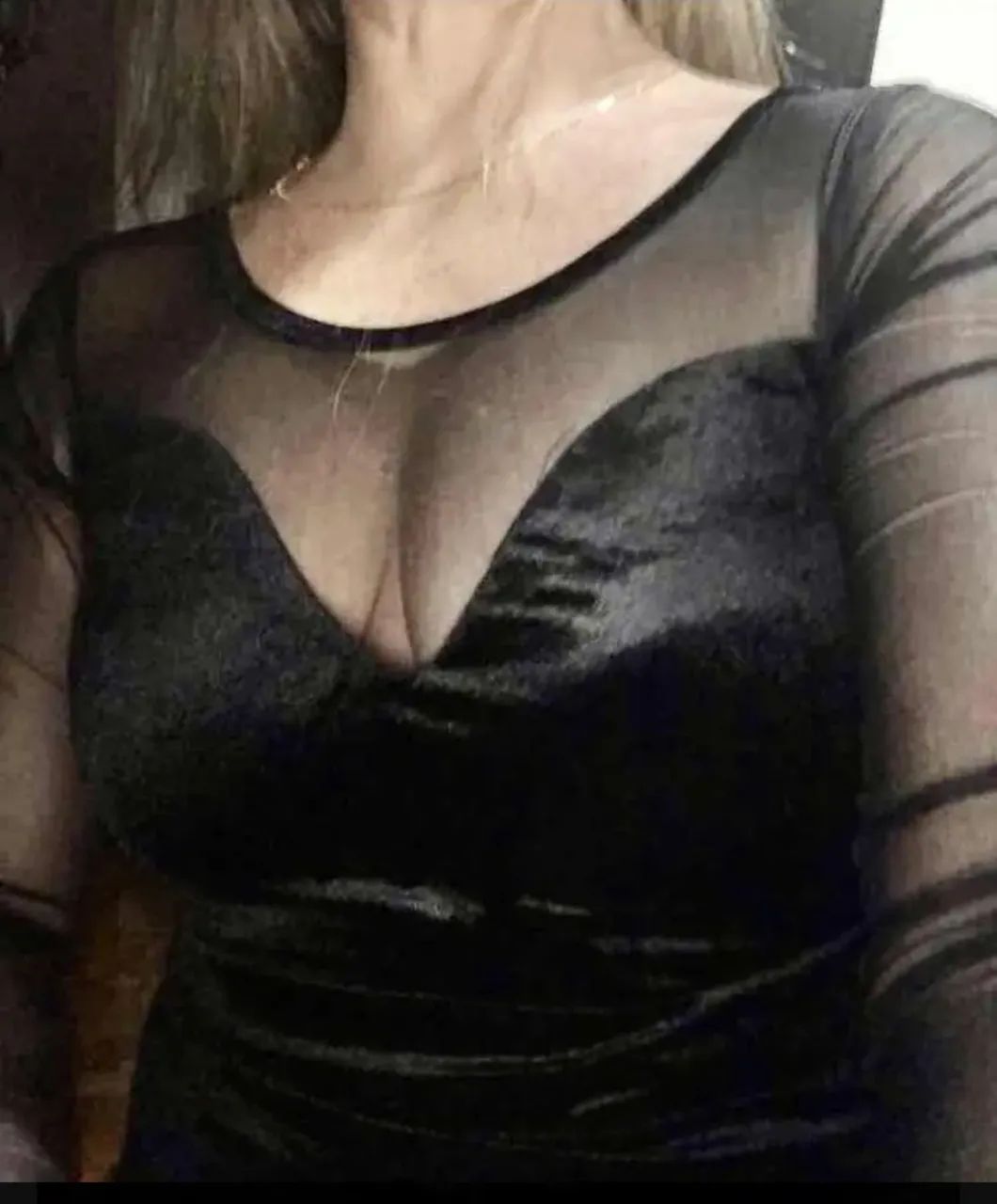Vestido de veludo com mangas em tule /marca Paula Mello