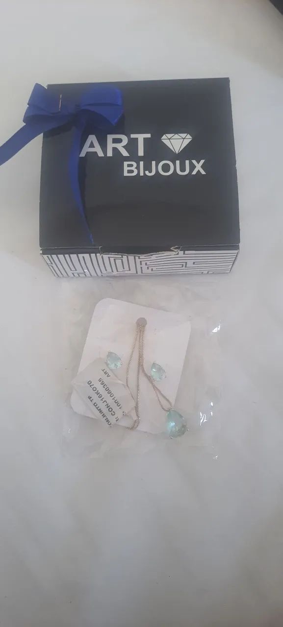 Conjunto de brincos e colar