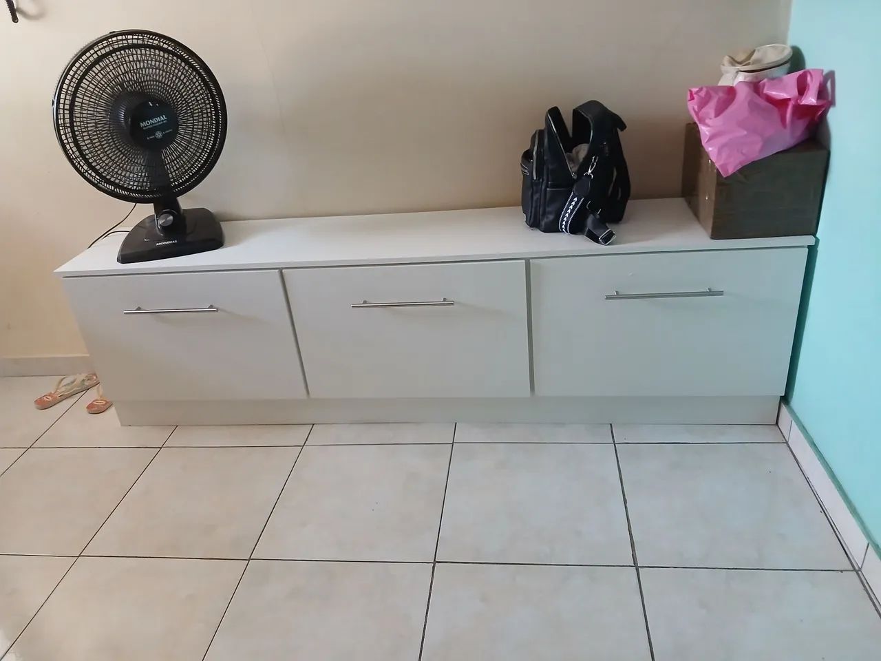 Móvel para loja ou closet.