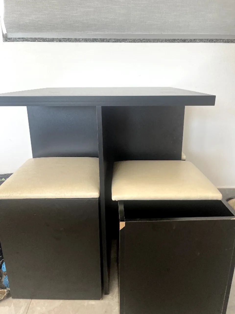 Mesa para sala - com 4 bancos com baú interno para guardar objetos.