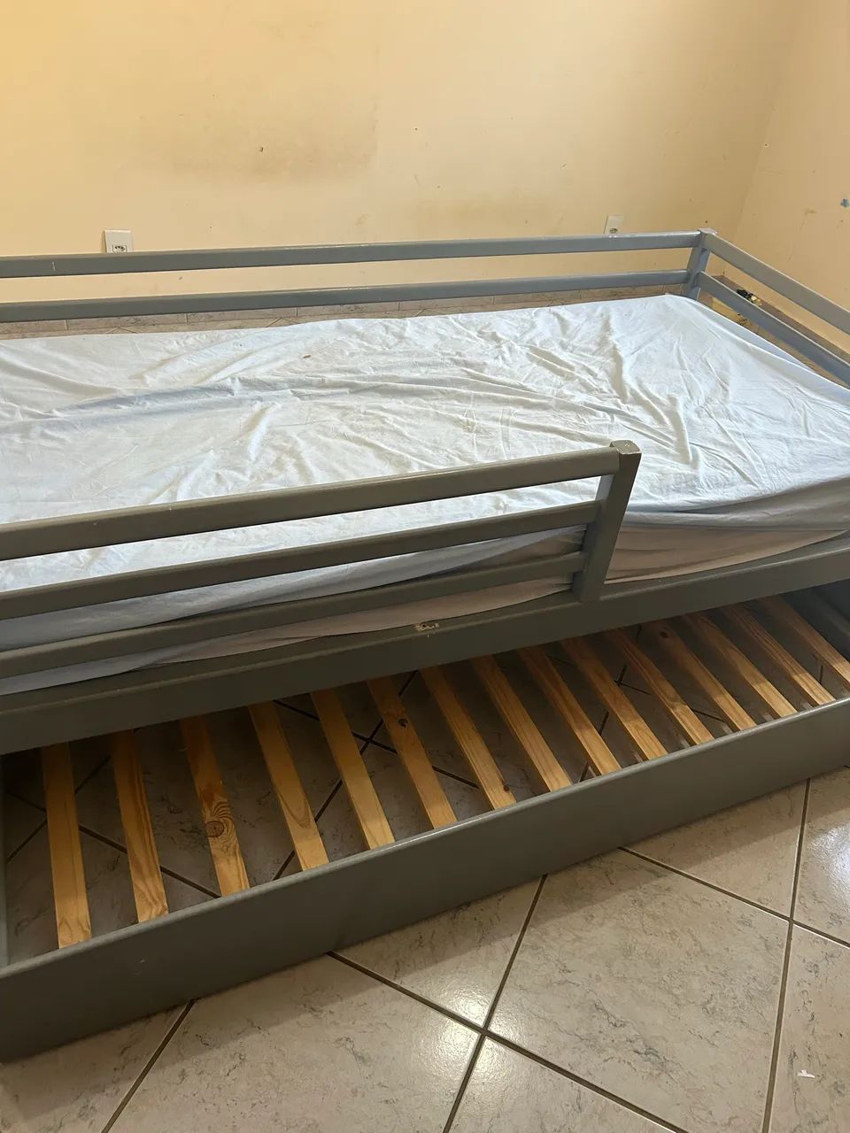 Cama solteiro com colchão 