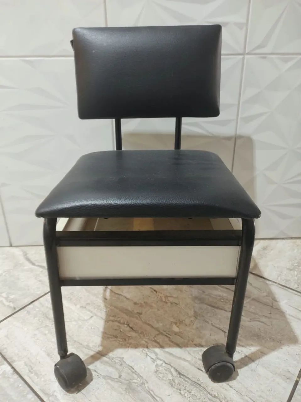 Cadeirinha de manicure, simples.