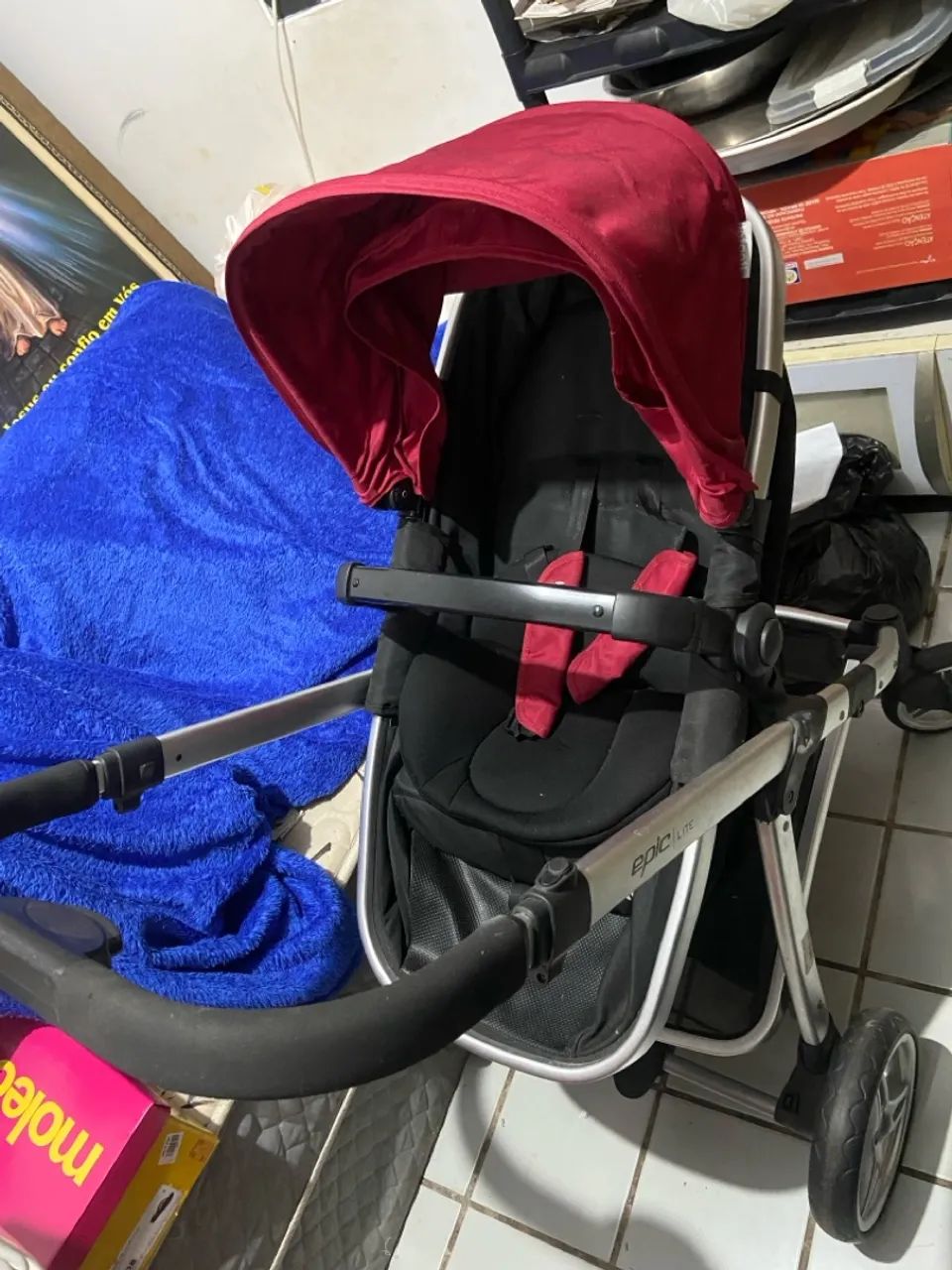 Carrinho de bebê semi novo lindo e confortável 