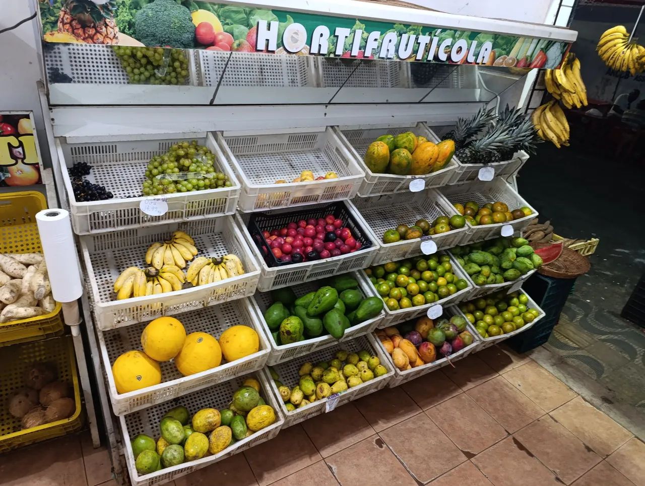 Vendo um Hortifruti com 16 caixas 