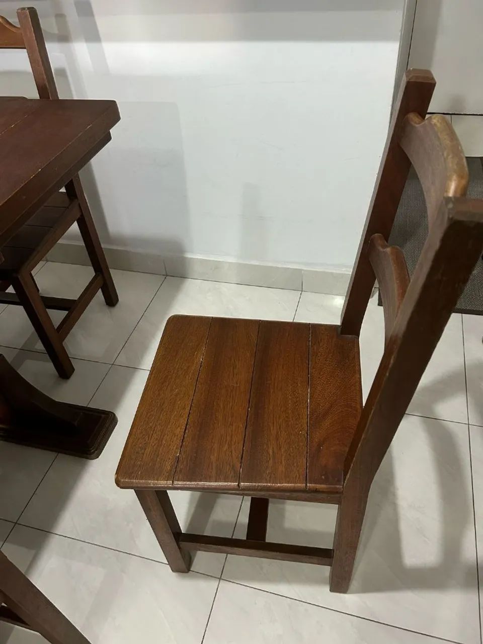 Mesa madeira maciça com seis cadeiras usada - Foto 3
